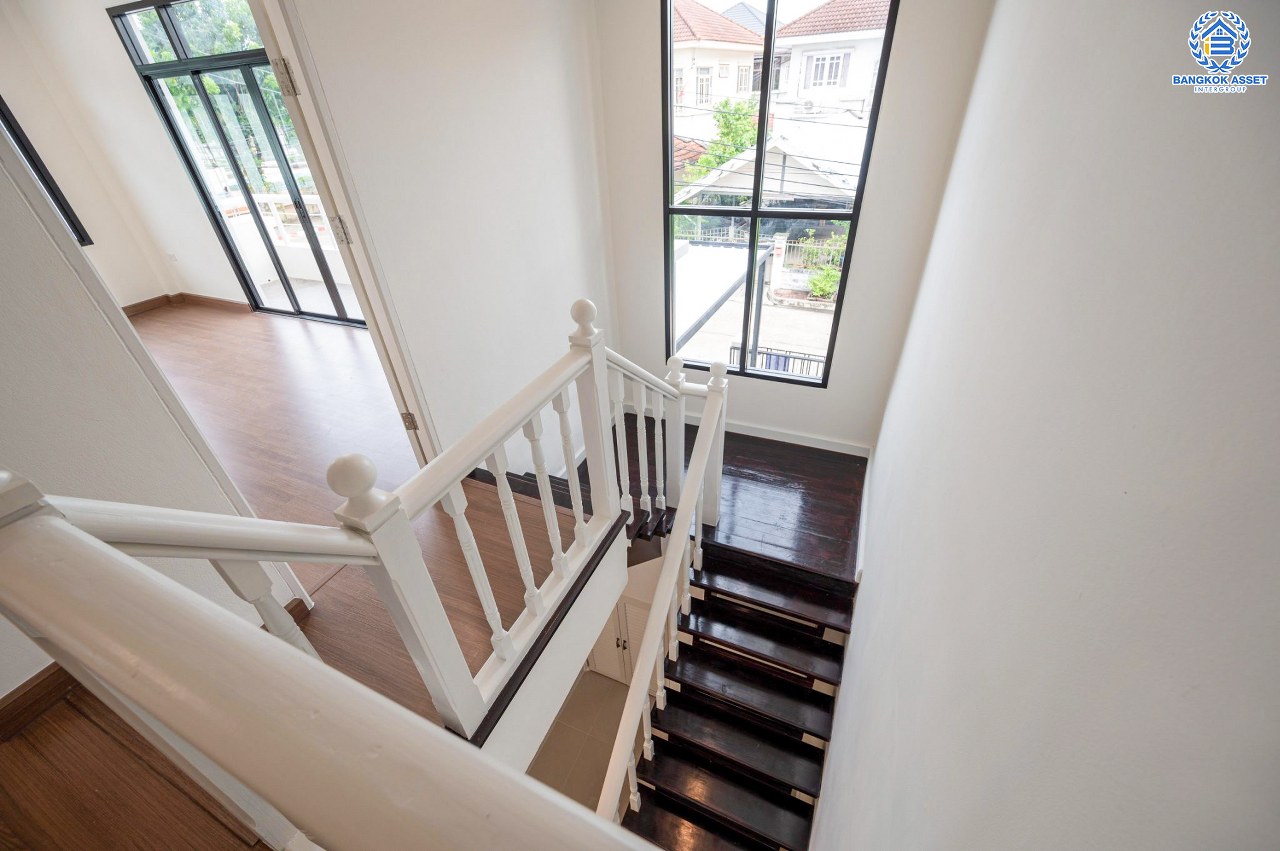 บ้านมือสองตกแต่งใหม่ โครงการ วรารมย์ เพชรเกษม81 แบรนด์ Q.House รองรับทุกความสุขใกล้ส่วนกลาง เนื้อที่ 64.1 ตร.ว. ฟังก์ชัน 4 ห้องนอน 3 ห้องน้ำ 1 ห้องอเนกประสงค์ จอดรถได้ 2 คัน บนทำเลใกล้ The Mall บางแค และเชื่อมต่อ ถนนกาญจนาฯ ถนนบางบอน และถนนพุทธมณฑลสาย4